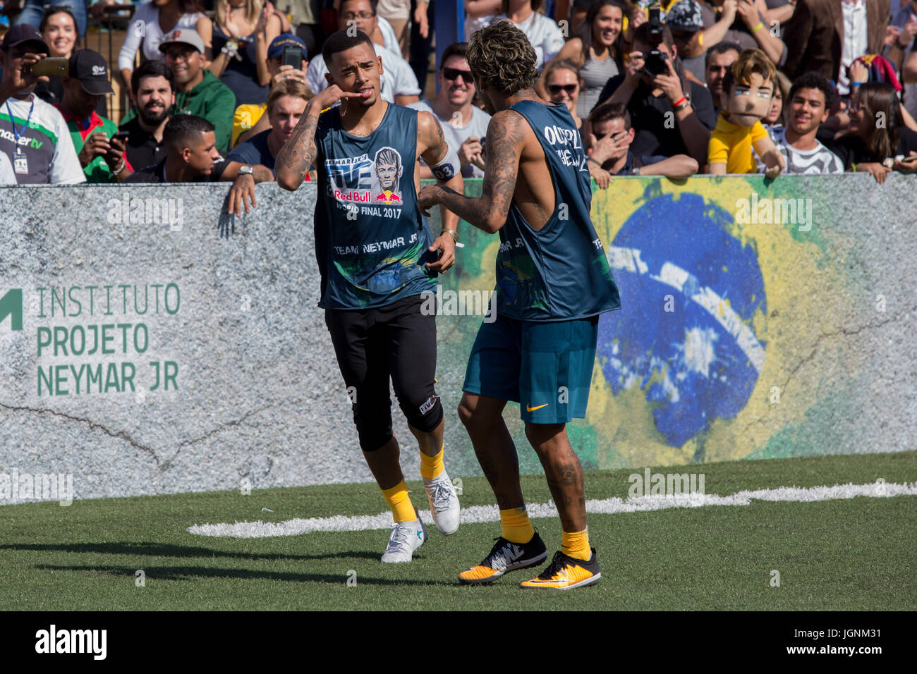 Sao Paulo Sao Paulo Brasilien 8 Juli 17 Brasilianischer Fussballspieler Gabriel Jesus L Und Neymar Jr R Beteiligen Sich Im Spiel Gegen Rumanien Team Von Neymar Jr Institut In Praia Grande Sao
