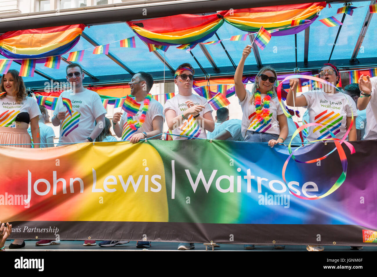 London, UK. 8. Juli 2017. John Lewis und Waitrose schweben bei London Pride. Tausende von Menschen kommen die jährliche LGBT Parade durch die Hauptstadt. Bildnachweis: Nicola Ferrari/Alamy Live-Nachrichten Stockfoto