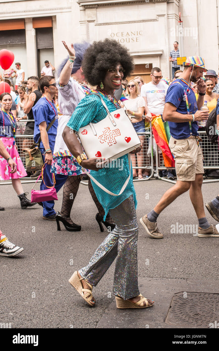 London, UK. 8. Juli 2017. Transvestit marschieren während der Parade in London Pride 2017.Thousand der Menschen verbinden die jährliche LGBT Parade durch die Hauptstadt. Bildnachweis: Nicola Ferrari/Alamy Live-Nachrichten Stockfoto