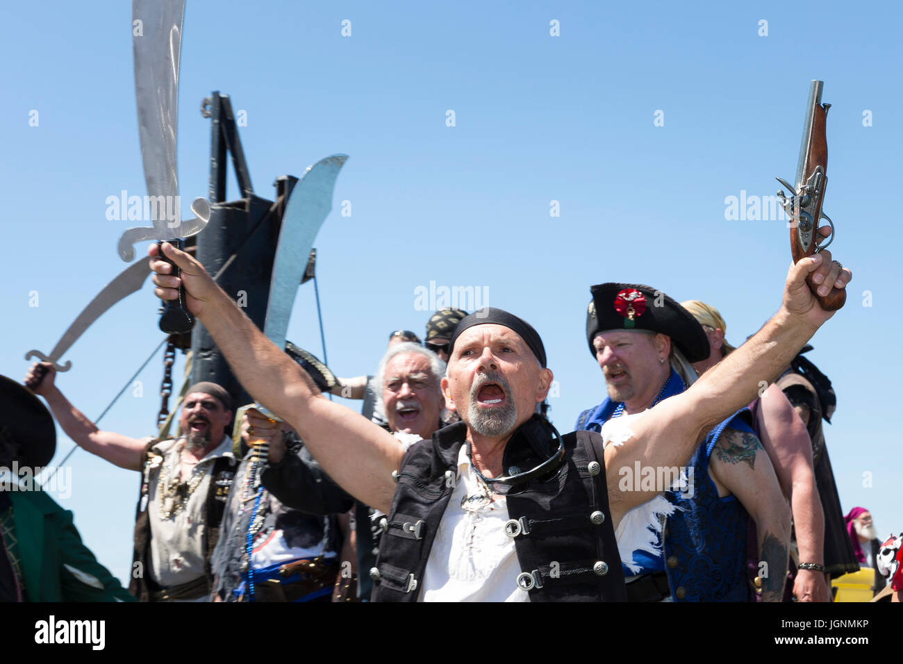 Seattle, Washington, USA. 8. Juli 2017. Die Piraten kommen mit Waffen gezogen Seafair Piraten Landing am Alki Beach Park. Die kultige Veranstaltung ist der inoffizielle Start in den Sommer in Seattle und dem Anpfiff zu Seafair. Die Piraten haben eine lange Geschichte, stammt aus dem ersten Festival Seafair in 1950. Das Sommerfestival umfasst eine Vielzahl von kleinen Nachbarschaft Ereignisse im Vorfeld an mehreren großen stadtweite feiern. Bildnachweis: Paul Christian Gordon/Alamy Live-Nachrichten Stockfoto
