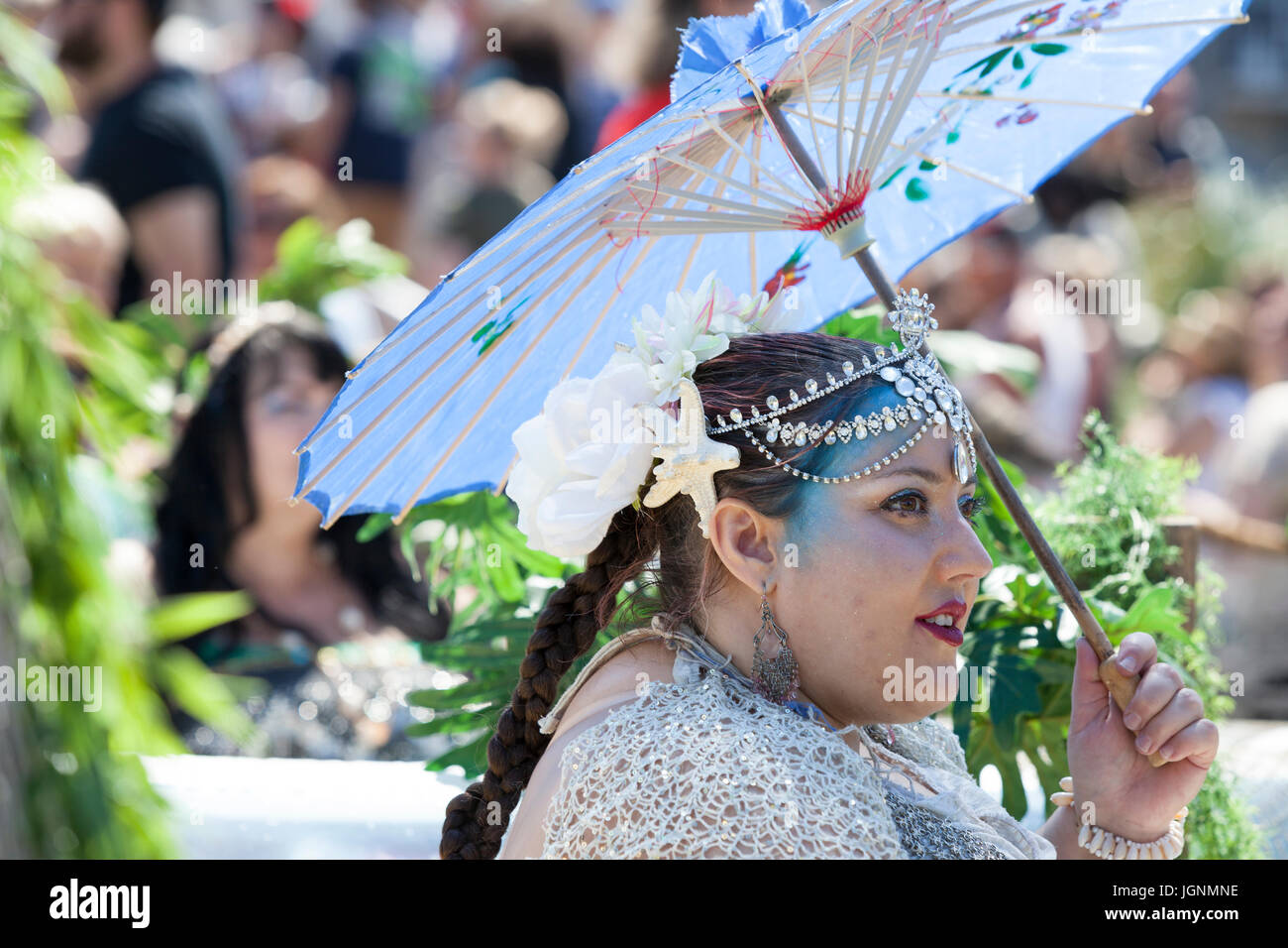 Seattle, Washington, USA. 8. Juli 2017. Frau verkleidet als Meerjungfrau Seafair Piraten Landing am Alki Beach Park. Die kultige Veranstaltung ist der inoffizielle Start in den Sommer in Seattle und dem Anpfiff zu Seafair. Die Piraten haben eine lange Geschichte, stammt aus dem ersten Festival Seafair in 1950. Das Sommerfestival umfasst eine Vielzahl von kleinen Nachbarschaft Ereignisse im Vorfeld an mehreren großen stadtweite feiern. Bildnachweis: Paul Christian Gordon/Alamy Live-Nachrichten Stockfoto