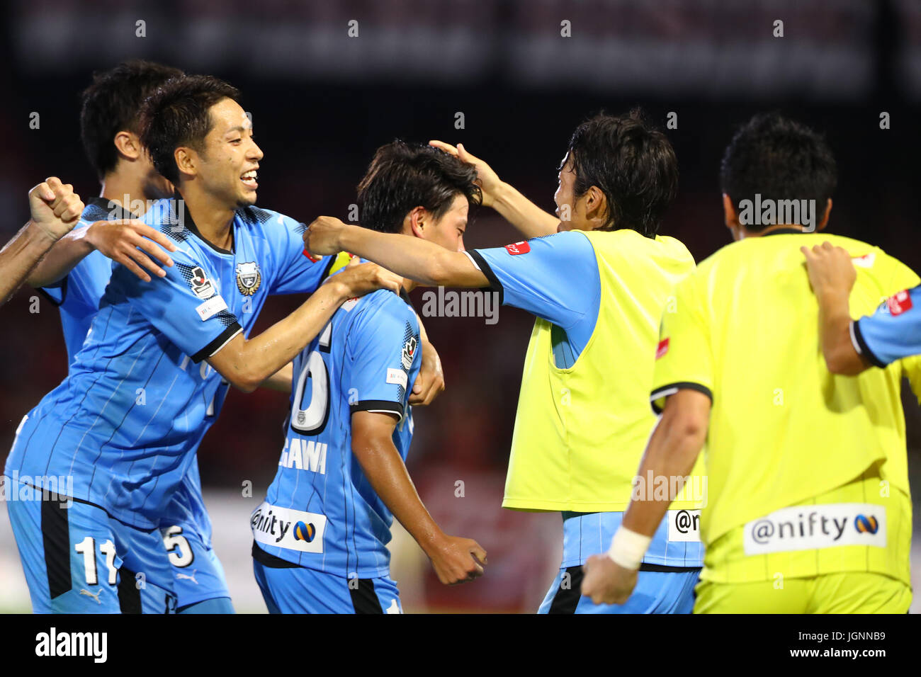 Kanagawa, Japan. 5. Juli 2017. (L-R) Yu Kobayashi, Tatsuya Hasegawa, Kengo Nakamura (Frontale) Fußball: Tatsuya Hasegawa von Kawasaki Frontale feiert mit seinen Teamkollegen Yu Kobayashi und Kengo Nakamura nach ihrer vierten Tor während der 2017 J1 League Match zwischen Kawasaki Frontale 4-1-Urawa Red Diamonds im Todoroki Stadium in Kanagawa, Japan. Bildnachweis: Kenzaburo Matsuoka/AFLO/Alamy Live-Nachrichten Stockfoto