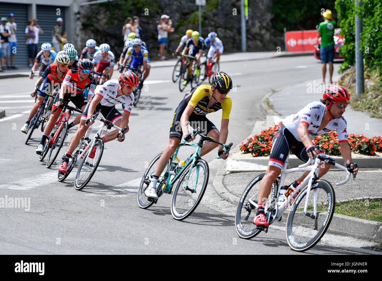 (170709)--SAINT-CLAUDE, 9. Juli 2017 (Xinhua)--Fahrer während der achten, 187,5 km langen Etappe der Tour de France-Radrundfahrt mit dem Start in Dole konkurrieren und 8. Juli 2017 in Station des Rousses zu beenden. (Xinhua/Chen Yichen) Stockfoto
