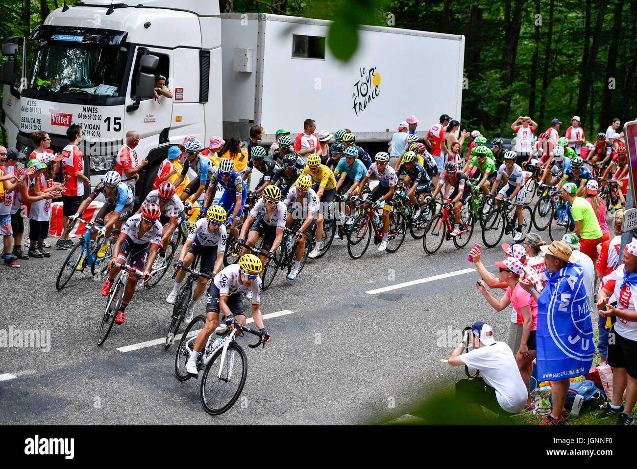 (170709)--SAINT-CLAUDE, 9. Juli 2017 (Xinhua)--Fahrer während der achten, 187,5 km langen Etappe der Tour de France-Radrundfahrt mit dem Start in Dole konkurrieren und 8. Juli 2017 in Station des Rousses zu beenden. (Xinhua/Chen Yichen) Stockfoto