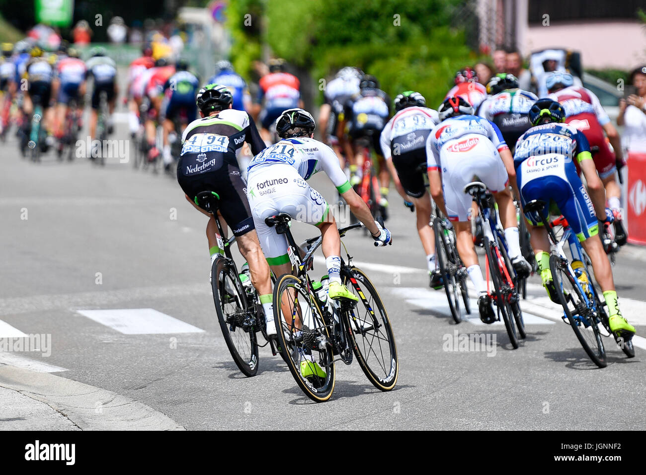 (170709)--SAINT-CLAUDE, 9. Juli 2017 (Xinhua)--Fahrer während der achten, 187,5 km langen Etappe der Tour de France-Radrundfahrt mit dem Start in Dole konkurrieren und 8. Juli 2017 in Station des Rousses zu beenden. (Xinhua/Chen Yichen) Stockfoto