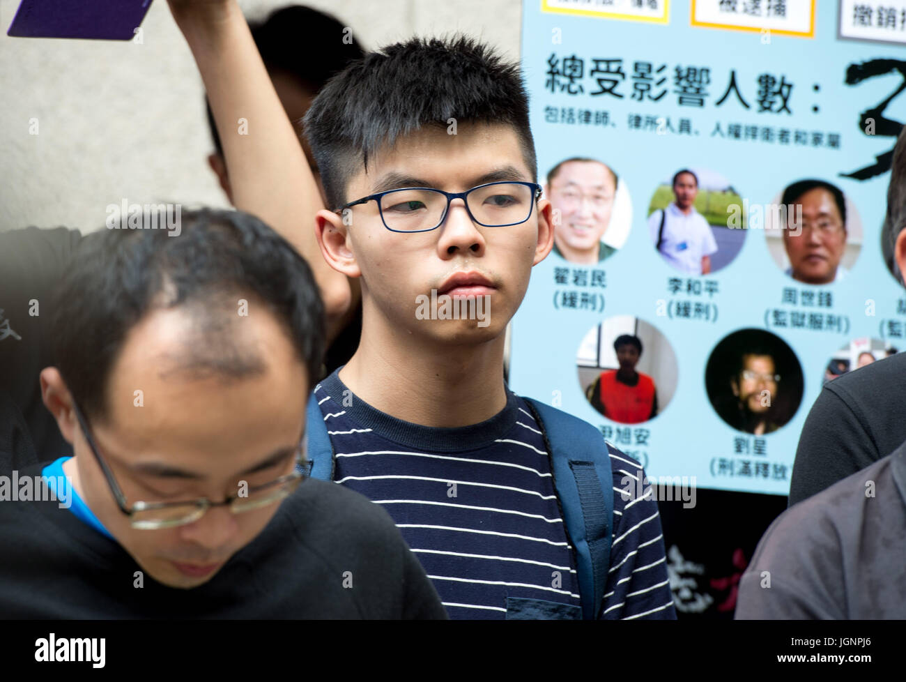 Hong Kong, Hong Kong SAR, China. 9. Juli 2017. HONG KONG, CHINA - Juli 09: Studentenaktivisten, Joshua Wong verbindet den Protest (M). Demonstranten versammeln sich für die erste '' China Menschenrechte Anwälte ' Day'', rund um die Welt gefeiert werden. Der Tag jährt sich die Massenverhaftungen von Menschenrechtsanwälten und ihre Helfer vor 2 Jahren in ganz China. Die Gruppe sammelt außerhalb der endgültigen Court of Appeal in Central, Hong Kong, Hong Kong SAR, China am 9. Juli 2017. Bildnachweis: Jayne Russell/ZUMA Draht/Alamy Live-Nachrichten Stockfoto