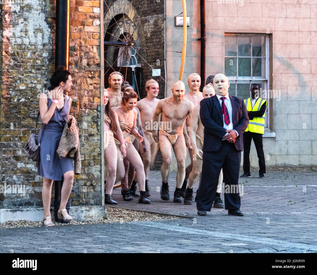 London, UK. 8. Juli 2017. Greenwich und Docklands International Festival Finale, die Farbe des Lichts. Enorme Farbe Räder Rollen durch die Straßen der Woolwich.The Promenade Leistung, an der die Assembly-Statuen am Royal Arsenal Fluss wurde, durch die Compagnie aus erstellt wurde, ein französisches Unternehmen produzieren im Freien zeigt. Die Show, begleitet von einem Soundtrack von Shri Sriram, war ein Fest der Aufnahme und der Einheit und begrüßt Menschen auf den Straßen von Woolwich. Die riesigen Regenbogen-Räder waren auf der Londoner Gay-Pride-Tag besonders geeignet. © Eden Breitz / Alamy Live News Stockfoto