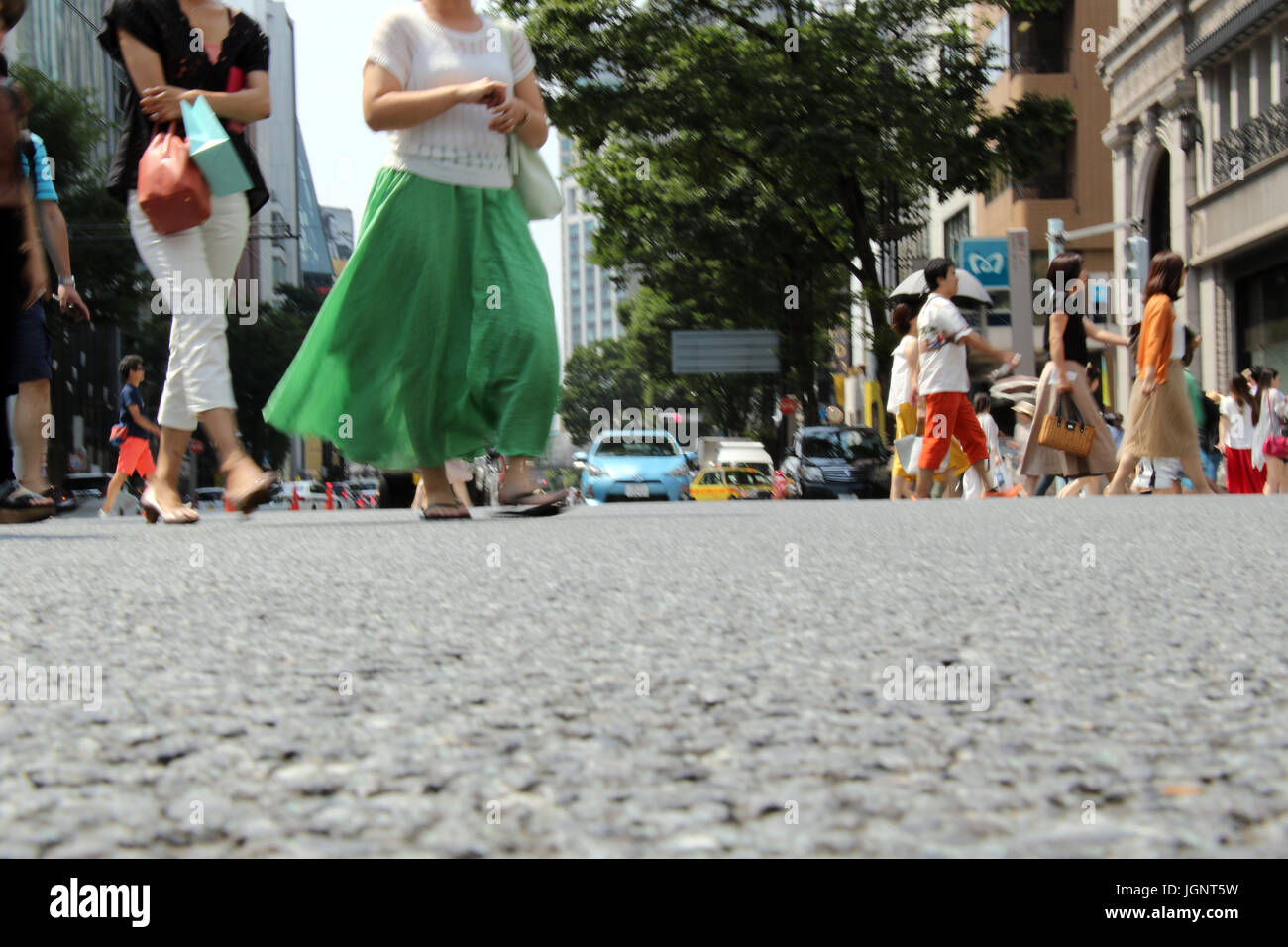 Tokio, Japan. 9. Juli 2017. Menschen schlendern Sie bei Mode Einkaufsviertel Ginza in Tokio am 9. Juli 2017. Temperatur der Großraum Tokio kletterte über 30 Grad Celsius als Hitzewelle angegriffen. Kredite: Yoshio Tsunoda/AFLO/Alamy Live-Nachrichten Stockfoto