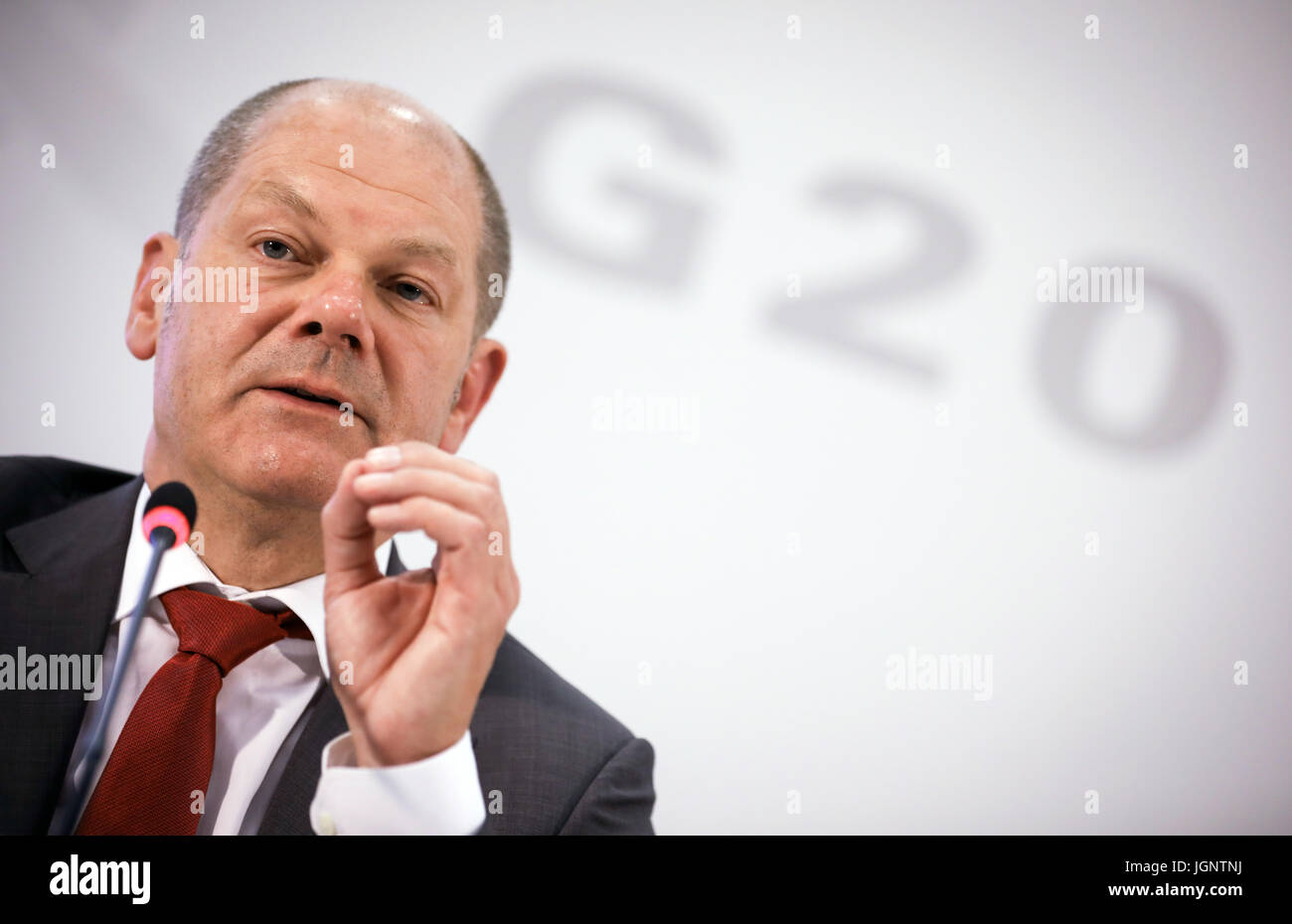 Hamburg, Deutschland. 9. Juli 2017. Dpatop - der Bürgermeister von Hamburg, Olaf Scholz, auf einer Pressekonferenz mit der Polizei Adressierung gewalttätige Demonstrationen gegen die jüngsten G20-Gipfel in Hamburg, Deutschland, 9. Juli 2017. Foto: Christian Charisius/Dpa/Alamy Live News Stockfoto