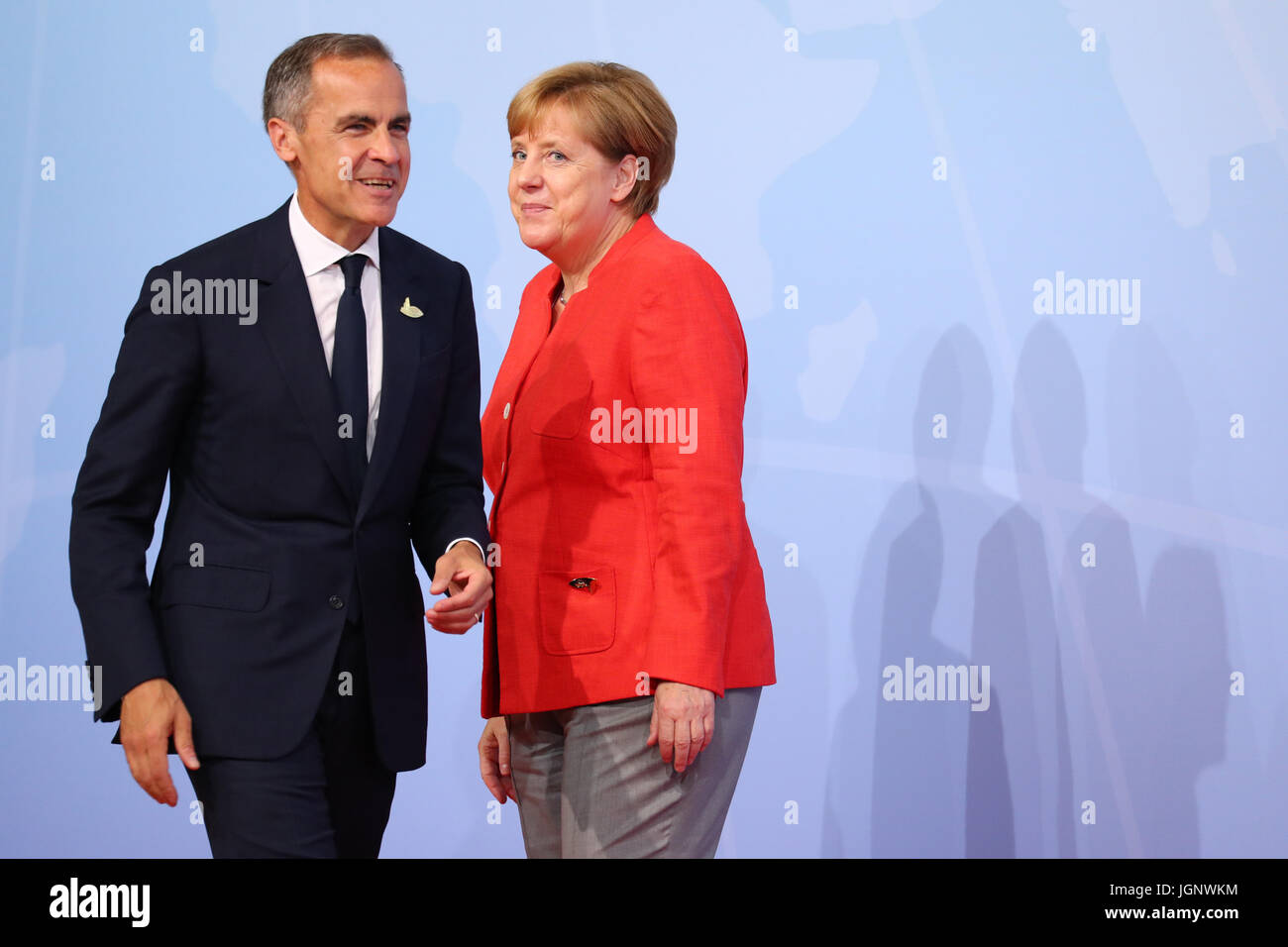 Bundeskanzlerin Angela Merkel begrüßt die Leiter des Financial Stability Board (FSB) und Gouverneur der Bank of England, Mark Carney, der G20-Gipfel in Hamburg, Deutschland, 8. Juli 2017. Foto: Christian Charisius/dpa Stockfoto