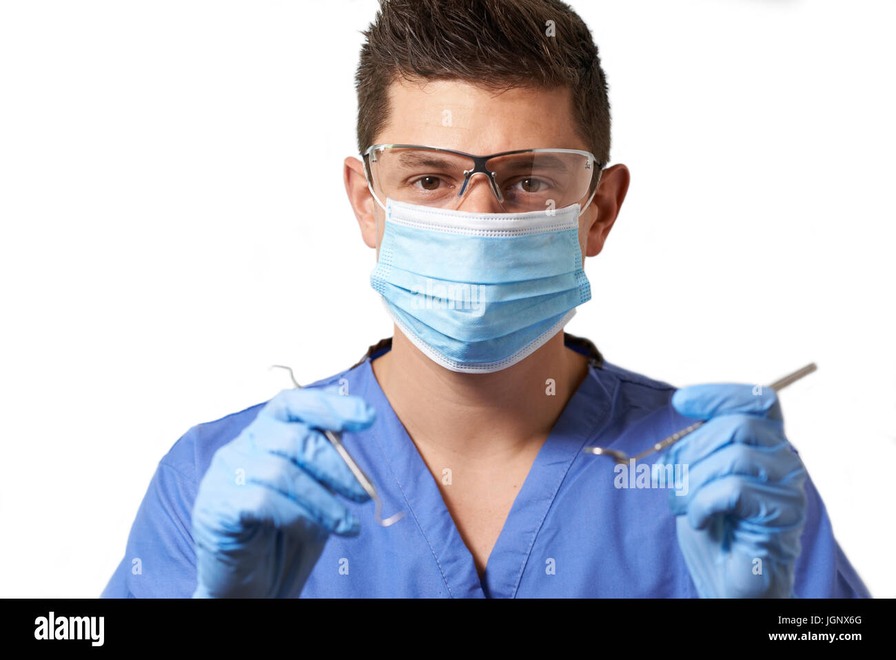 Studioportrait Zahnarzt mit Maske vor weißem Hintergrund Stockfoto