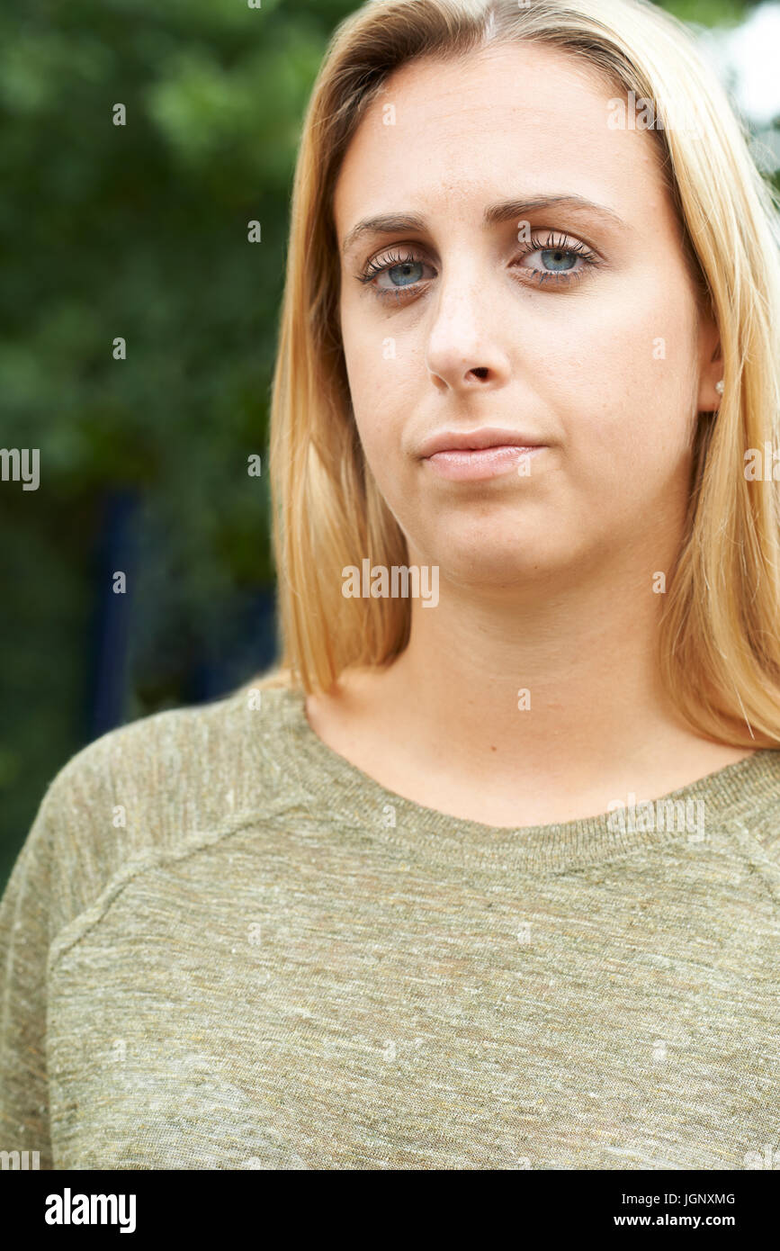 Im freien Kopf und Schultern Porträt von Ernst Teenager-Mädchen Stockfoto