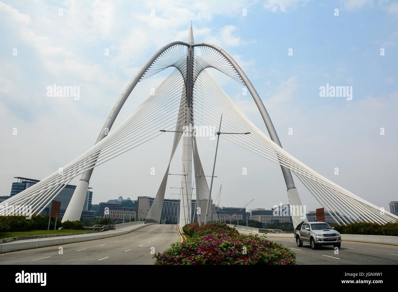 Putrajaya, Malaysia - 7. Juli 2015. Seri Perdana Brücke in Putrajaya. Es ist eine 370m lange Brücke gebaut über die Putrajaya-See in Putrajaya, M Stockfoto