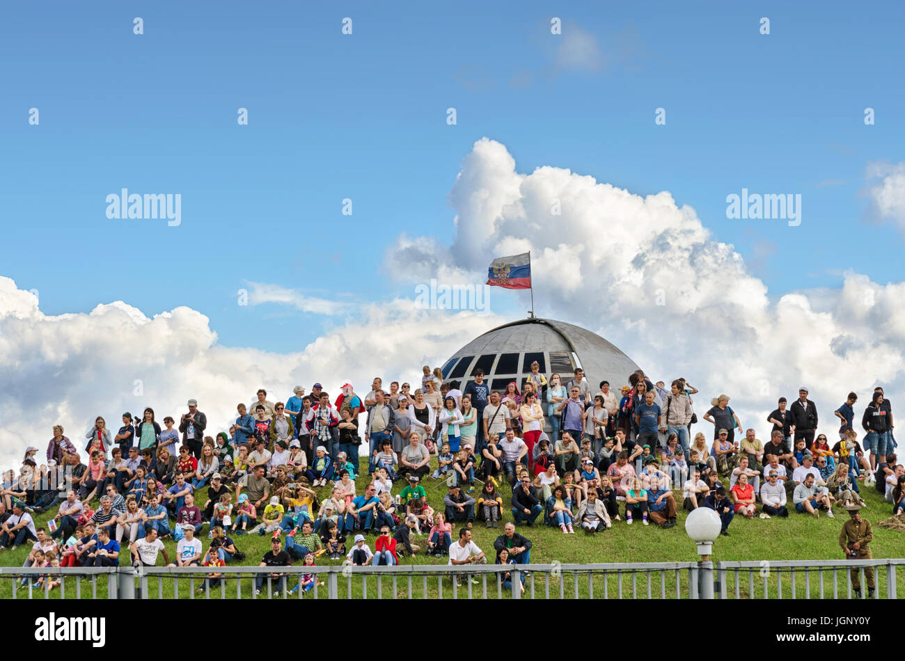 Festival der Militärgeschichte des Russlands des XX. Jahrhunderts. Togliatti, 7. Juli 2017. Die Zuschauer sitzen auf dem Hügel. Stockfoto