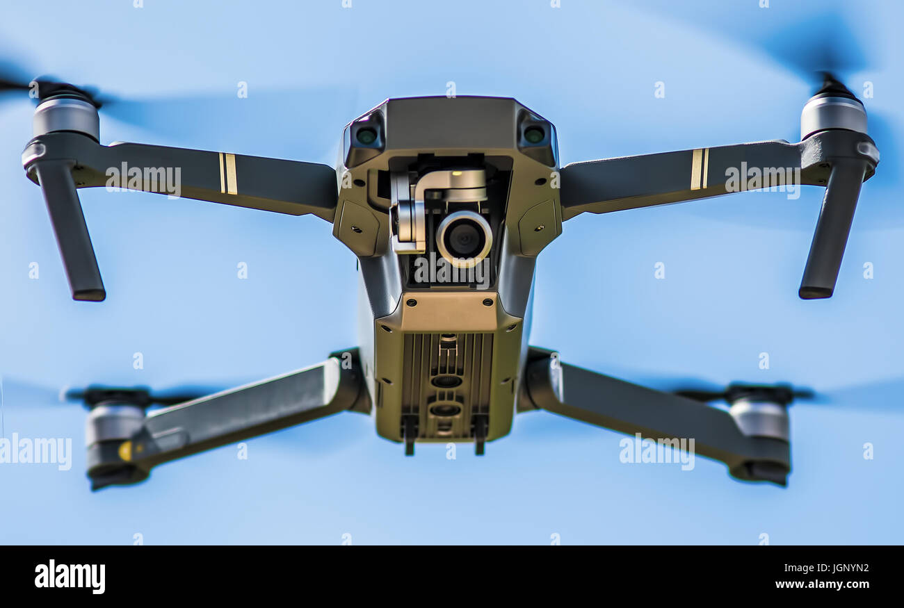 SWINDON, UK - 9. Juli 2017: Drohne auf der Flucht vor einem blauen Himmelshintergrund Stockfoto