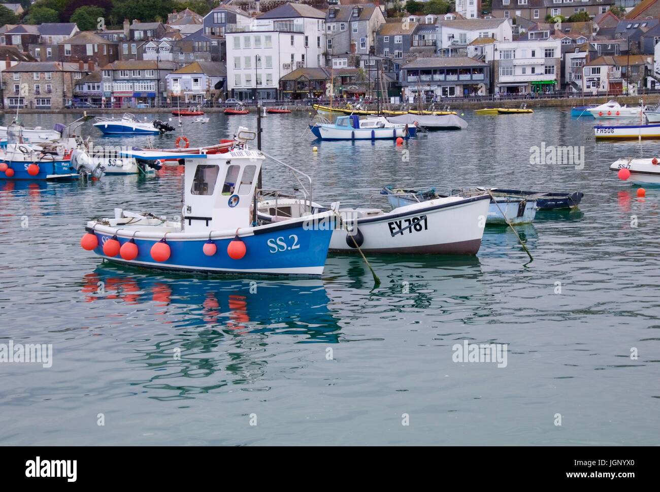 Boote auf ihren Liegeplätzen im Hafen von St. Ives, Cornwall, UK Stockfoto