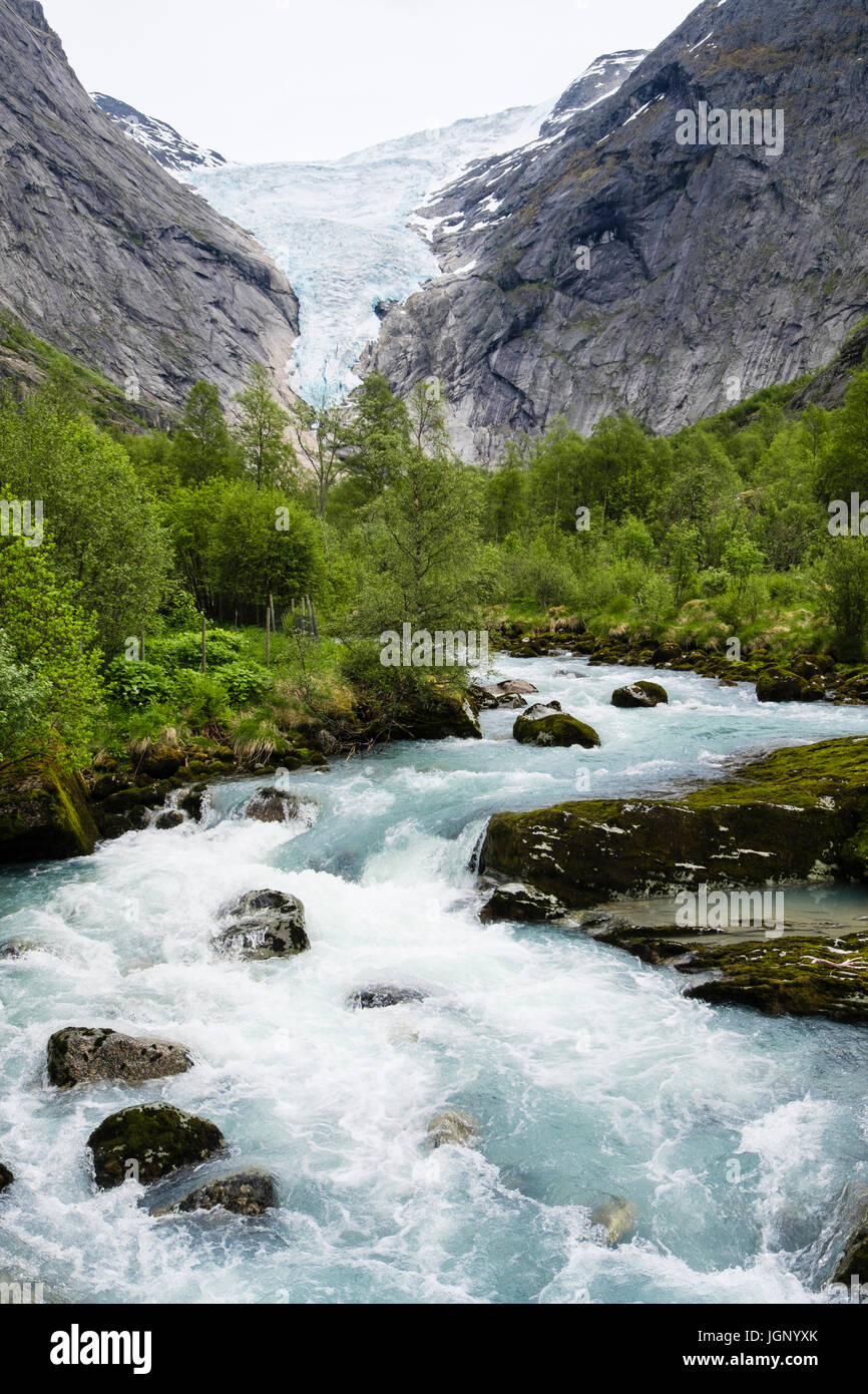 Blick entlang Fluss zum Briksdalsbreen oder Briksdal Gletscher Arm des Jostedalsbreen Gletscher in Briksdalen im Nationalpark Jostedalsbreen im Sommer. Norwegen Stockfoto