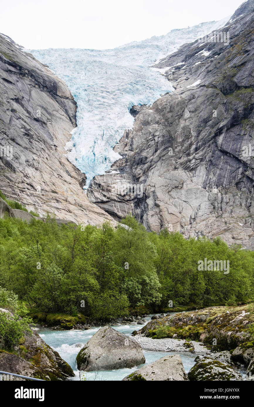 Blick entlang Fluss zum Briksdalsbreen oder Briksdal Gletscher Arm des Jostedalsbreen Gletscher in Briksdalen im Nationalpark Jostedalsbreen im Sommer. Norwegen Stockfoto