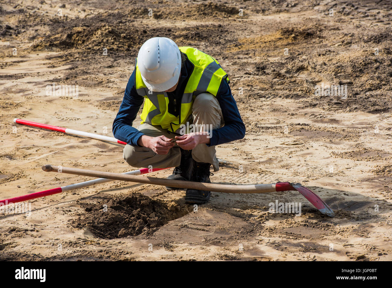 Driebergen, Niederlande - 22. März 2017: Archäologie-Ausgrabungsstätte mit Blick auf eine Entdeckung in Driebergen Mann. Stockfoto