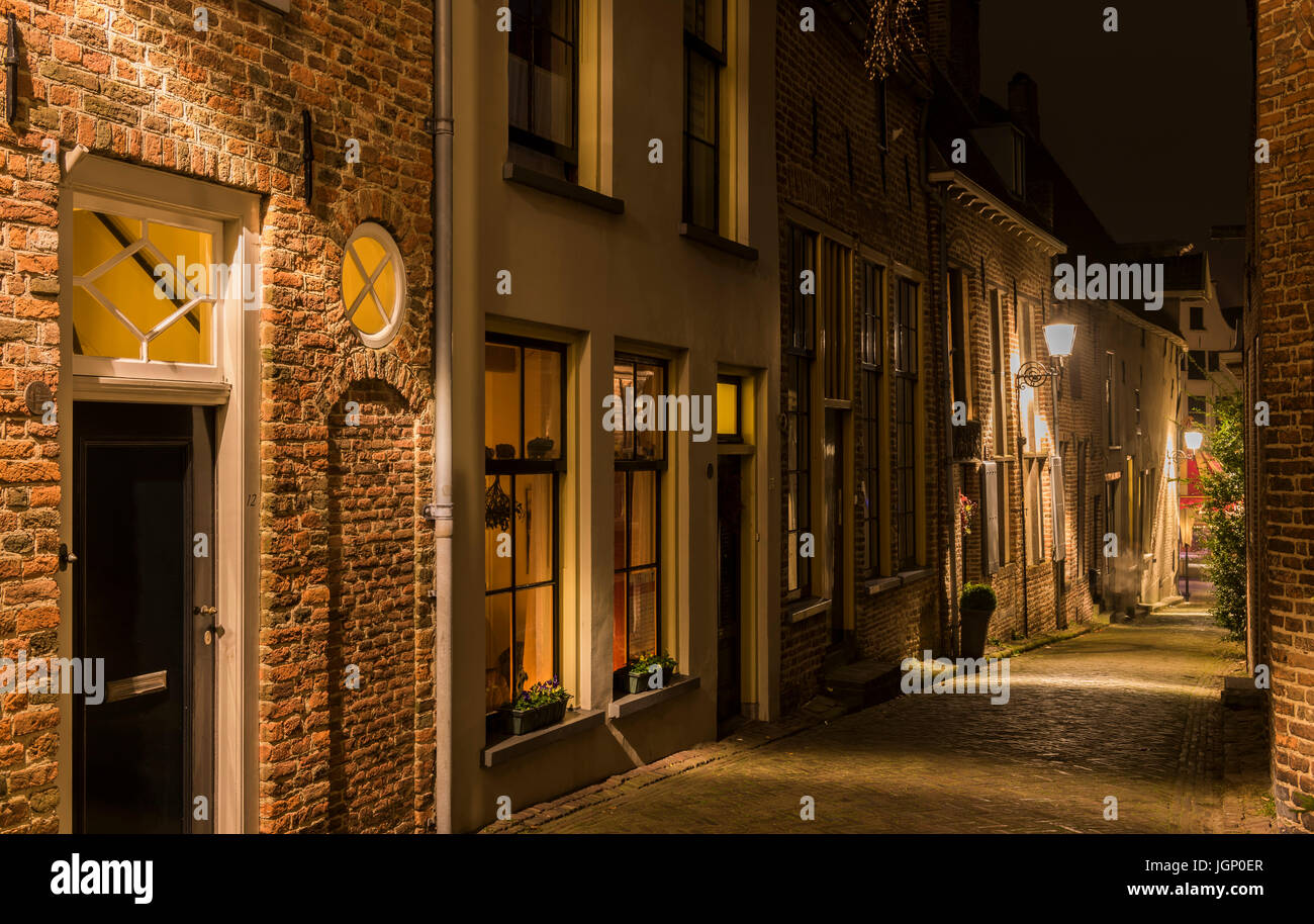 Deventer, Niederlande - 17. Dezember 2016: Bergkerkplein (Straße) in Deventer in der Weihnachtszeit abends mit Weihnachtsbeleuchtung und lant Stockfoto