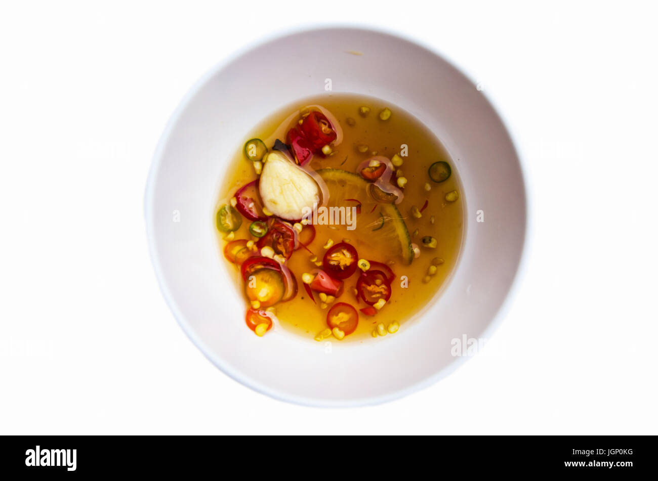 Fisch-Sause mit Chili für traditionelle asiatische Essen auf weißem Hintergrund Stockfoto
