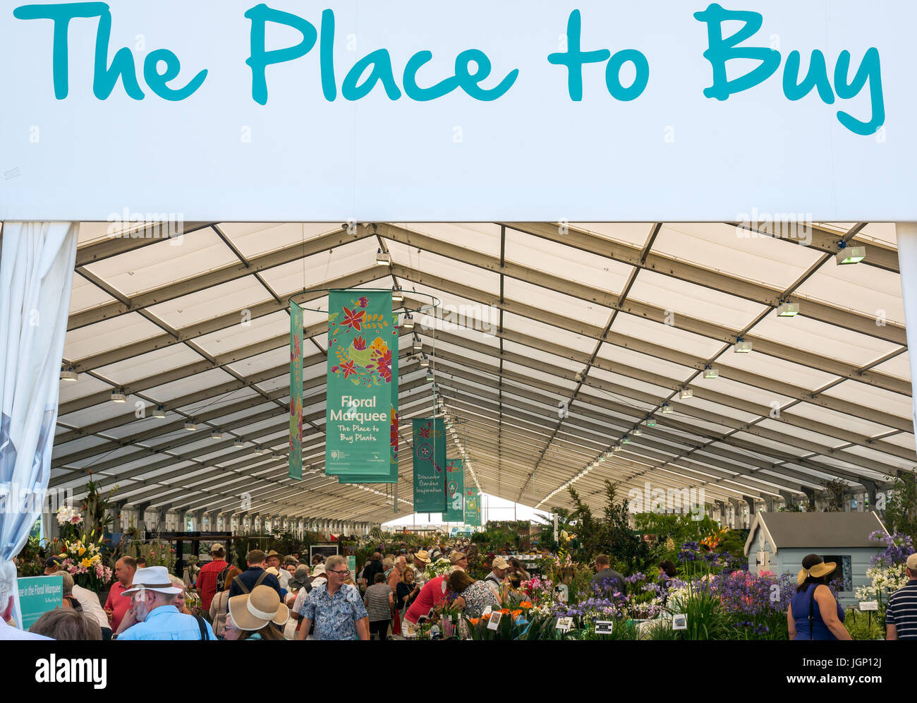 Menge im Floral Marquee bei der RHS Hampton Court Flower Show, Hampton Court, London, England, Großbritannien Stockfoto