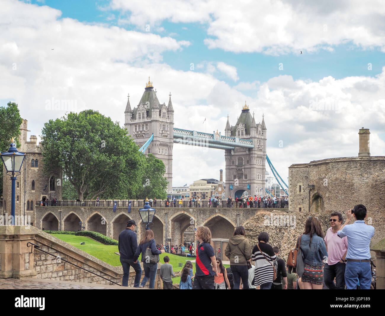 Tower Bridge Blick aus dem Tower von London, England, Vereinigtes Königreich Stockfoto