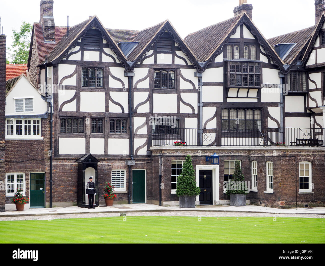 Häuser am Tower von London, London City, England, Vereinigtes Königreich Stockfoto