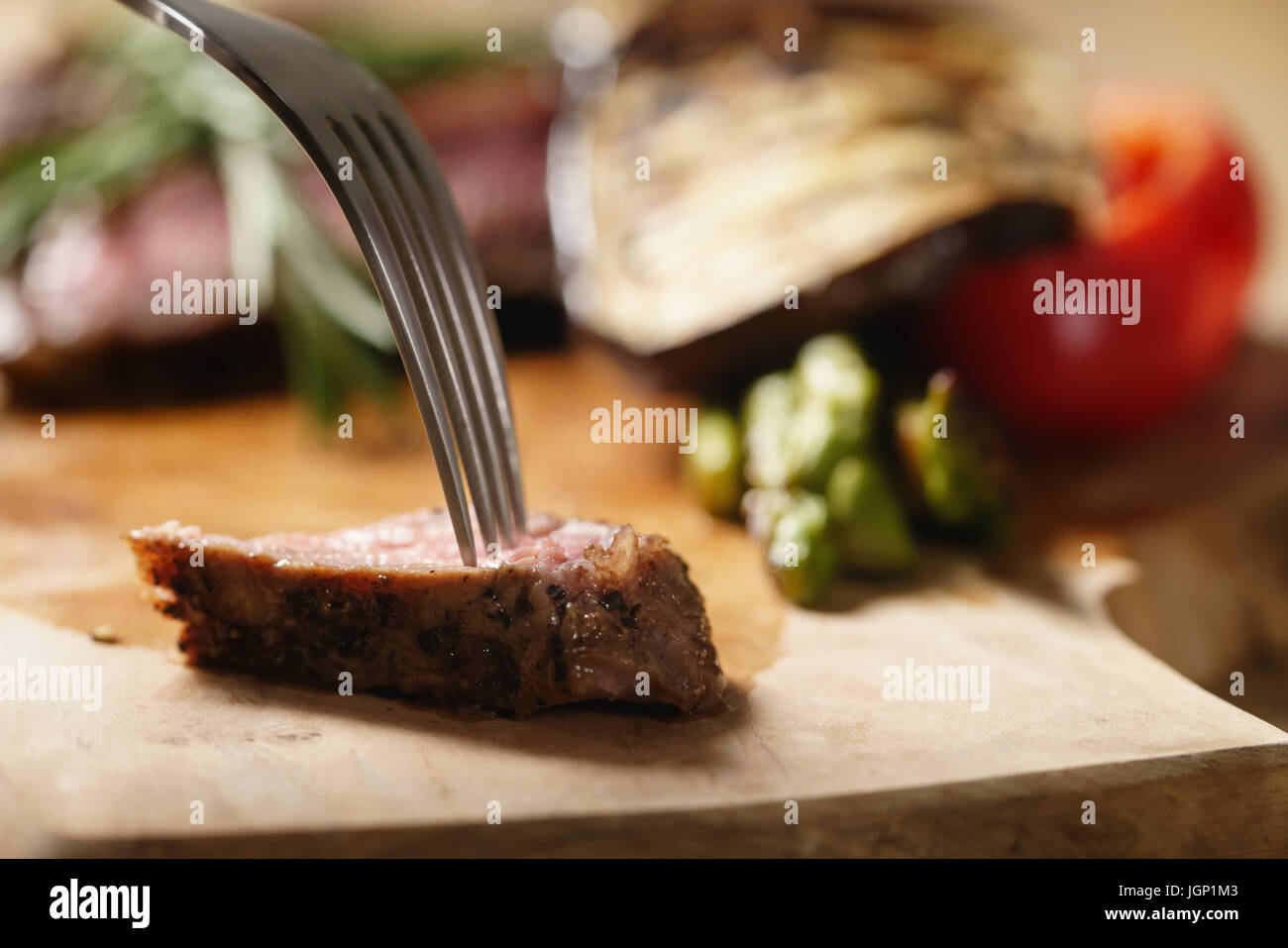 Stück von Rib-Eye Steak auf Gabel Stockfoto