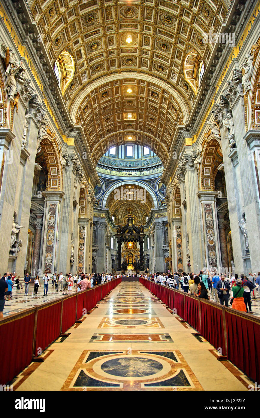 Im Inneren der riesigen Basilika von St. Peter (Basilica di San Pietro) Vatikanstadt. Stockfoto