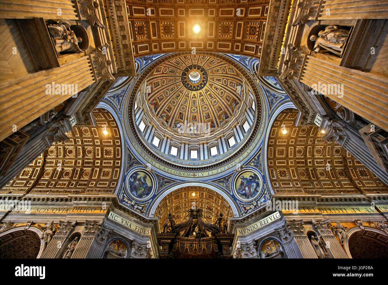 Die imposante Kuppel der St. Peter Basilika, Vatikanstadt. Stockfoto