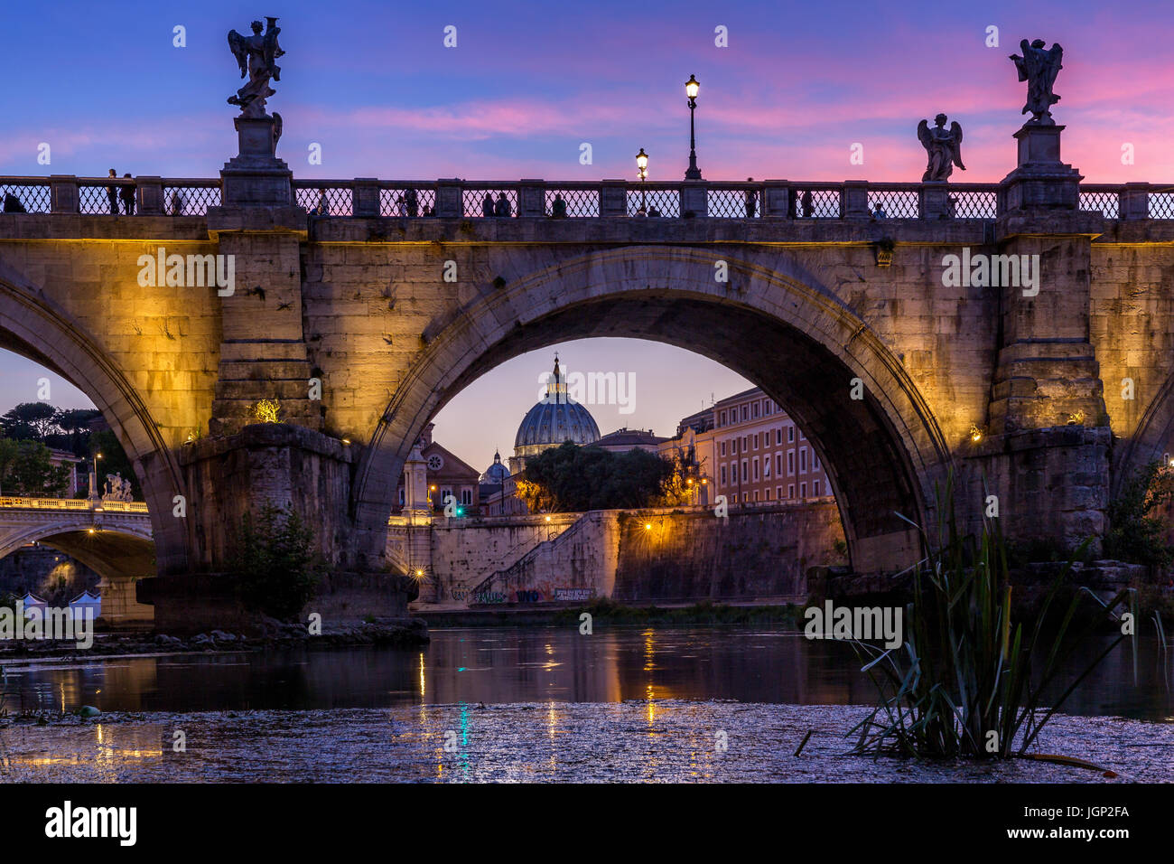 Der Petersdom mit Sant'Angelos Brücke über den Tiber bei Sonnenuntergang, Rom, Italien Stockfoto
