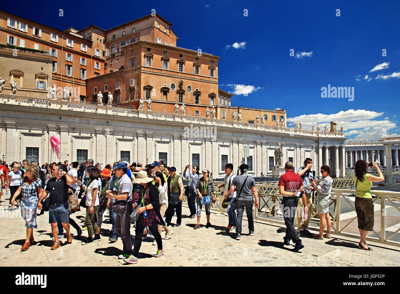 An der Piazza di San Pietro (Petersplatz) vor St. Peter Basilika, Vatikanstadt. Stockfoto