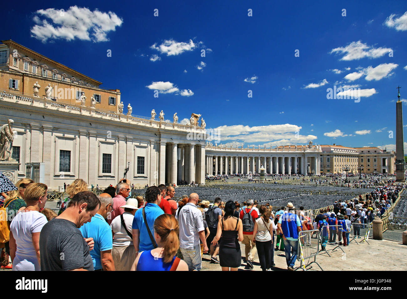 An der Piazza di San Pietro (Petersplatz) vor St. Peter Basilika, Vatikanstadt. Stockfoto
