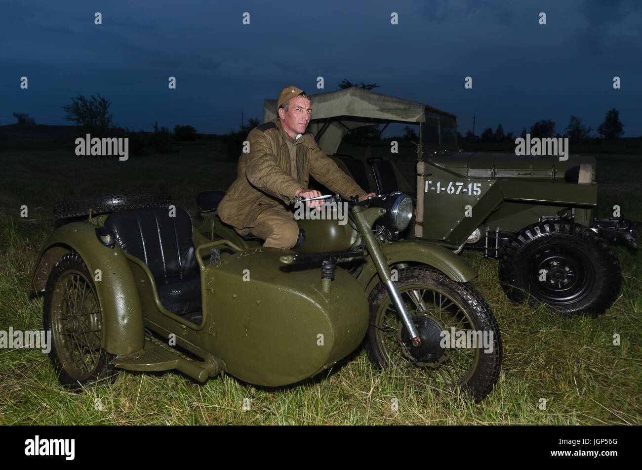 Festival der Militärgeschichte des Russlands des XX. Jahrhunderts. Togliatti, 7. Juli 2017. Soldat der Roten Armee auf einem Motorrad. Stockfoto