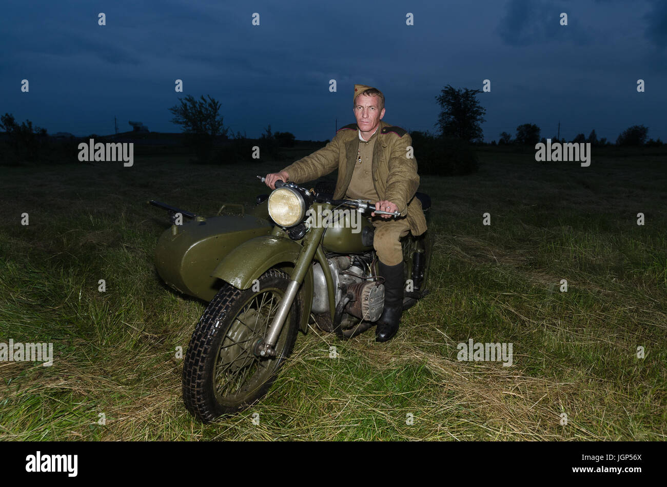 Festival der Militärgeschichte des Russlands des XX. Jahrhunderts. Togliatti, 7. Juli 2017. Soldat der Roten Armee auf einem Motorrad. Stockfoto