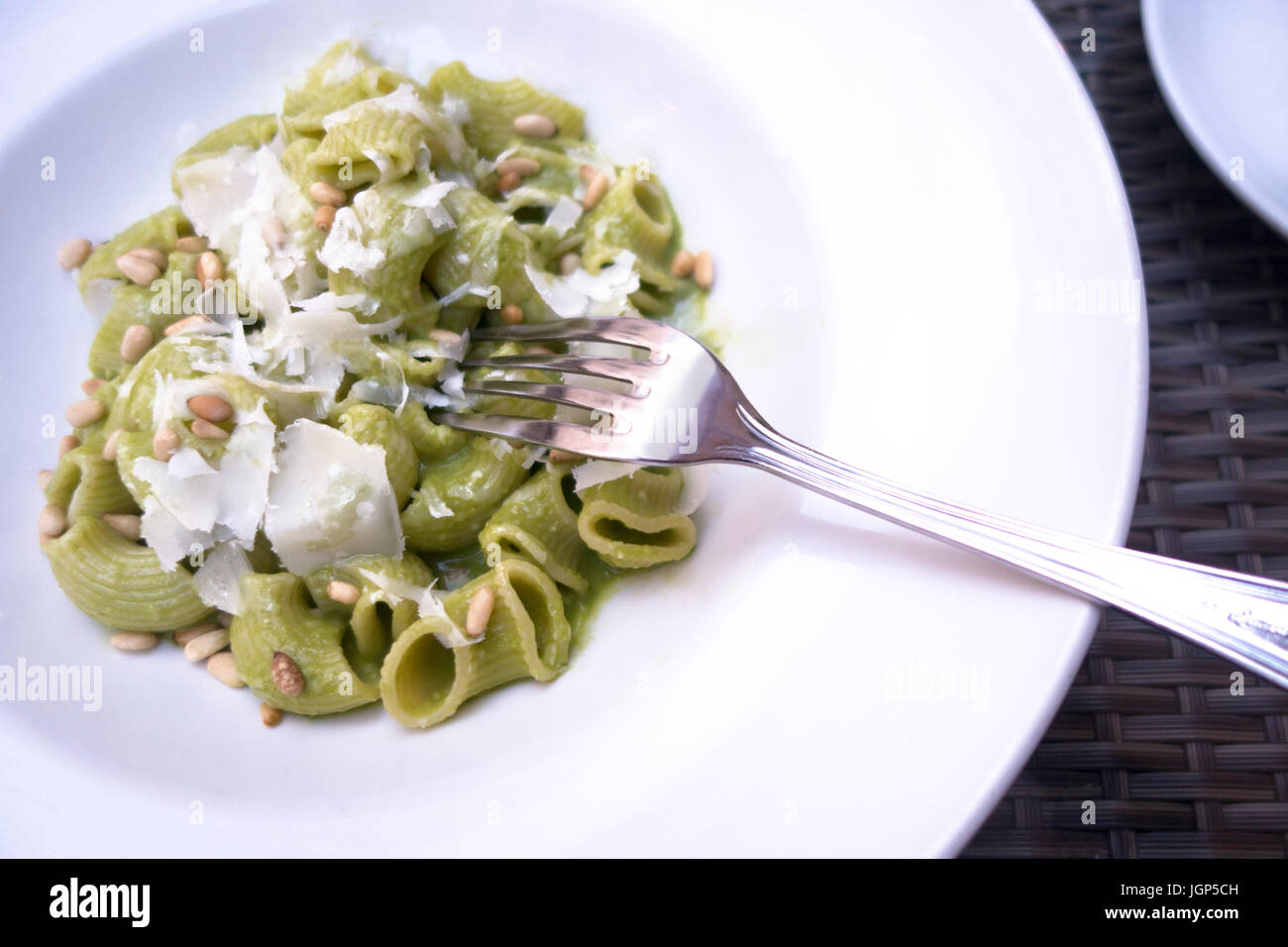 Rigatoni Nudeln Gericht Gabel Pinienkerne Käse weiße Platte-Pesto-sauce Stockfoto