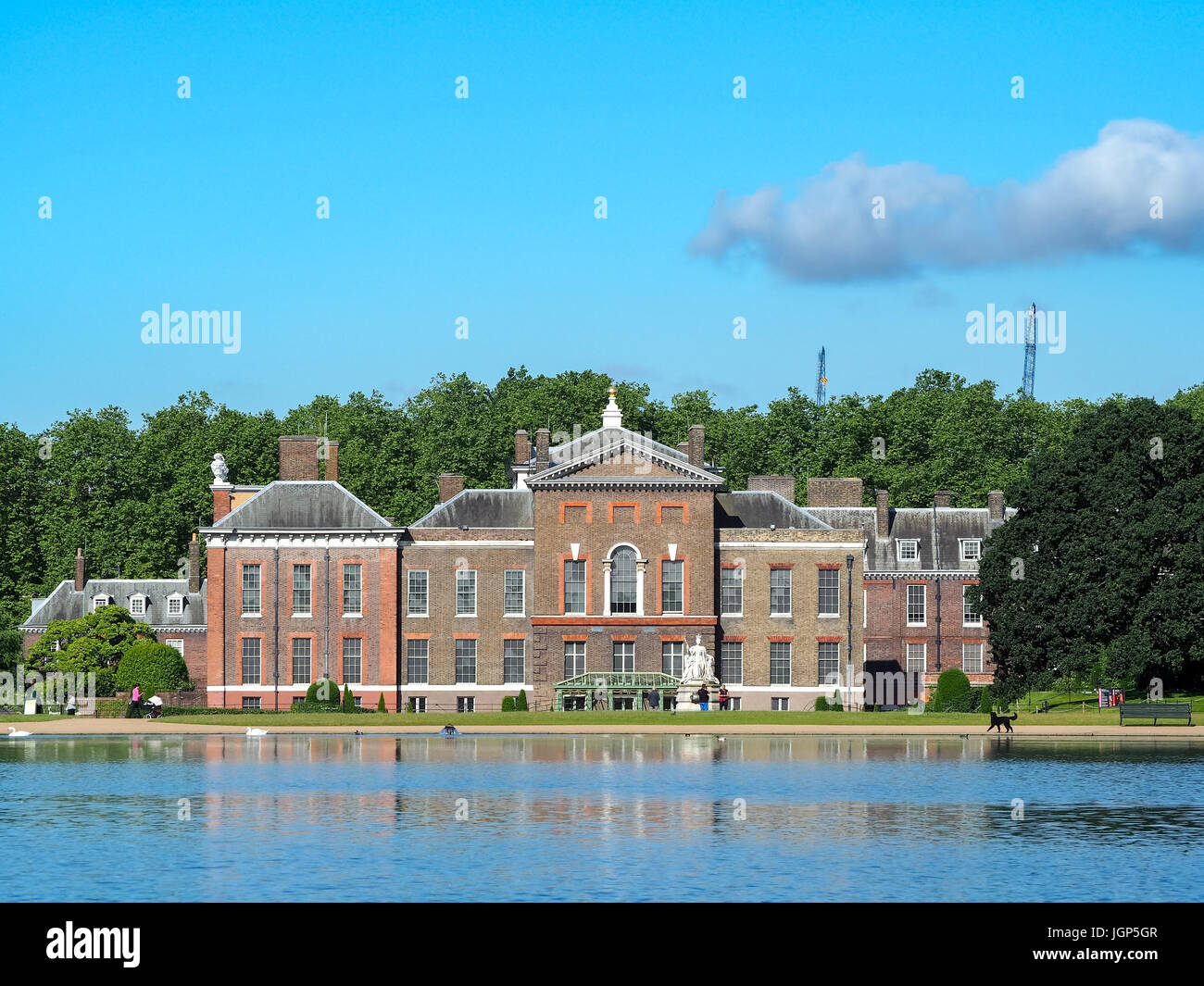 Kensington Palace und Königin Victoria Statue über dem See, Blick vom Hide Park 2016 Stockfoto