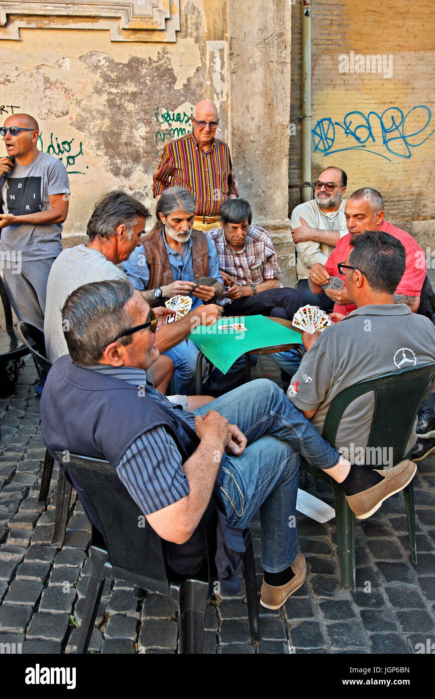 Kartenspiel zwischen Freunden und Nachbarn an Piazza di San Calisto, Trastevere, Rom, Italien. Stockfoto