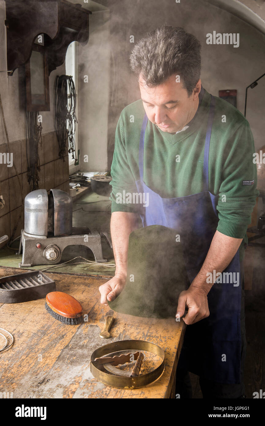 Mann passend nass Hut Körper Holzform, Hutmacherin Workshop, Bad Aussee, Steiermark, Österreich Stockfoto