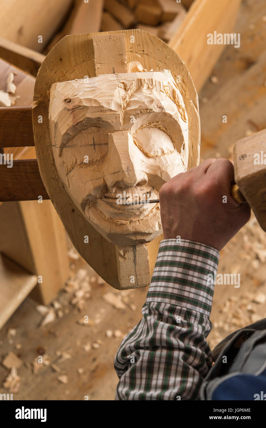 Schnitzen der Mündung eine Holzmaske mit Holzschnitzerei Tools, Holzmaske Carver, schlecht Aussee, Steiermark, Österreich Stockfoto