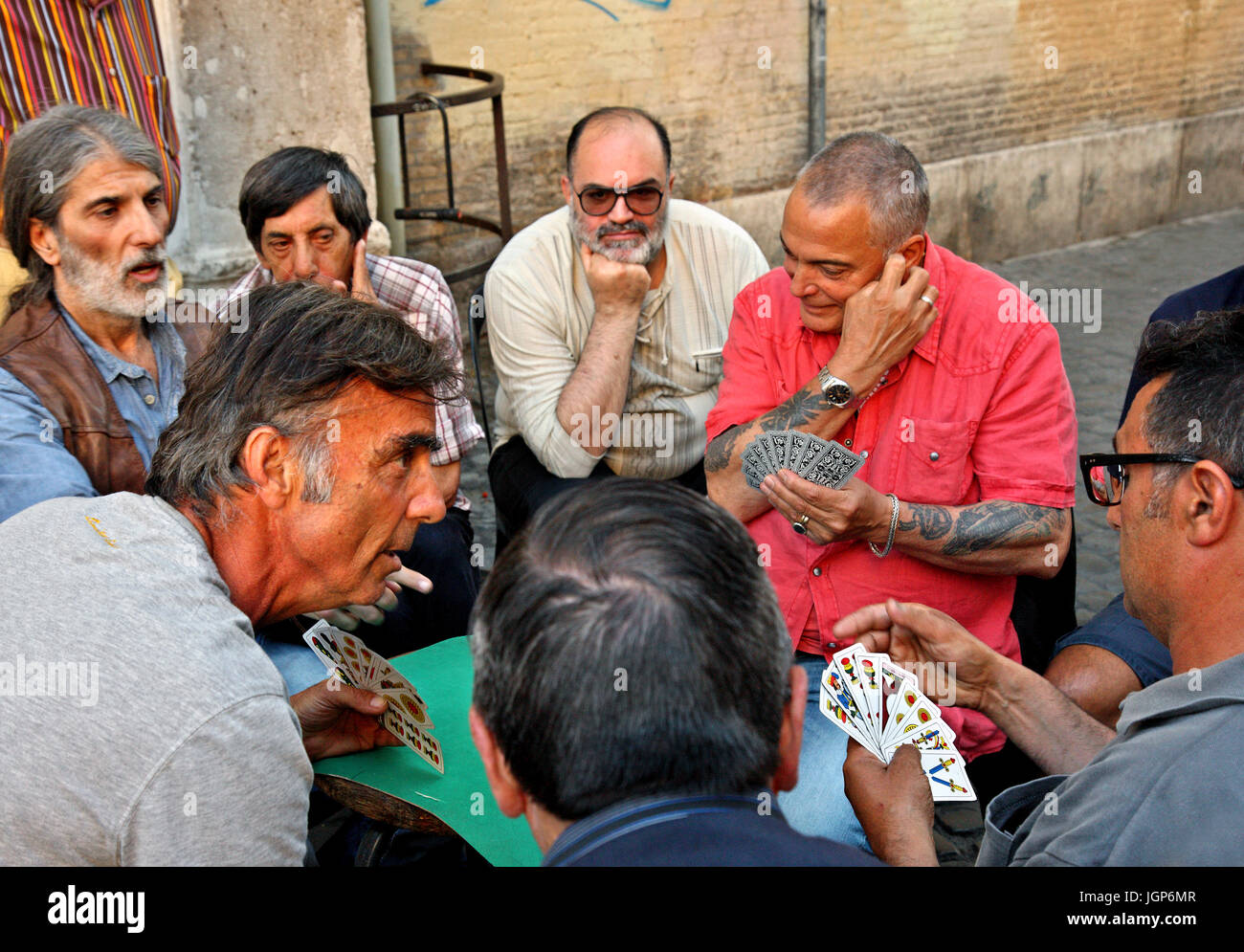 Kartenspiel zwischen Freunden und Nachbarn an Piazza di San Calisto, Trastevere, Rom, Italien. Stockfoto