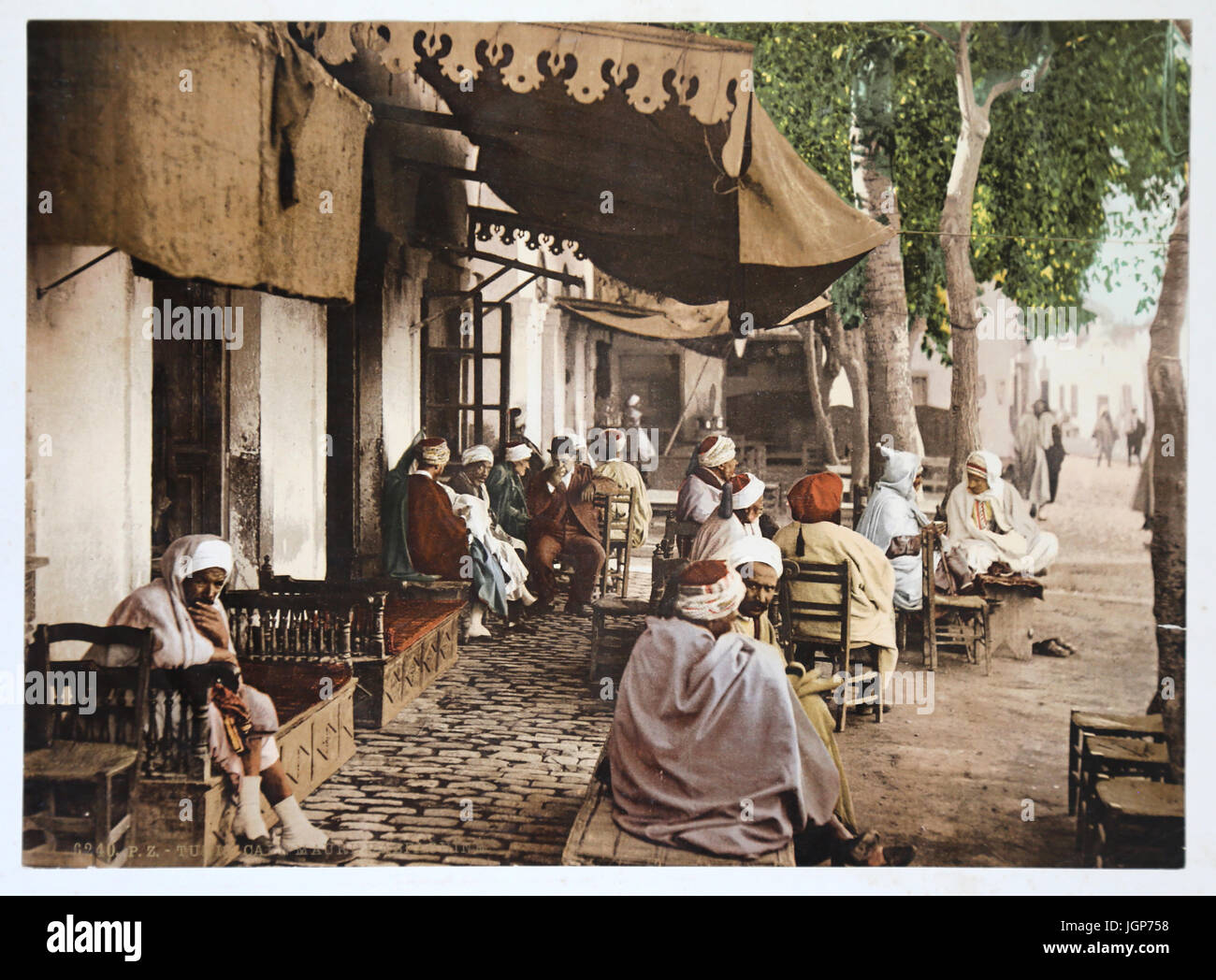 Blick auf Terrasse ein maurisches Café in Tunis. Stammkunden im Jahre 1899. Photochrome Print. Teil eines Fotoalbums Farbe. Stockfoto