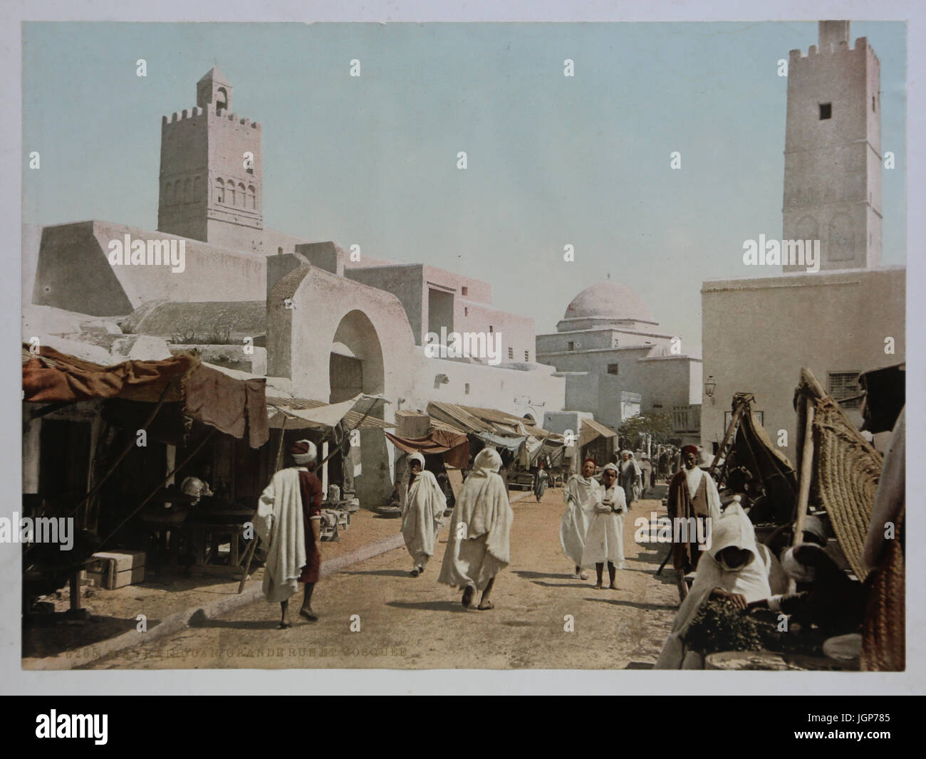 Ansicht von Kairouan, Tunesien. Große Allee et Moschee ca. 1899. Photochrome Print. Teil eines Fotoalbums. Stockfoto