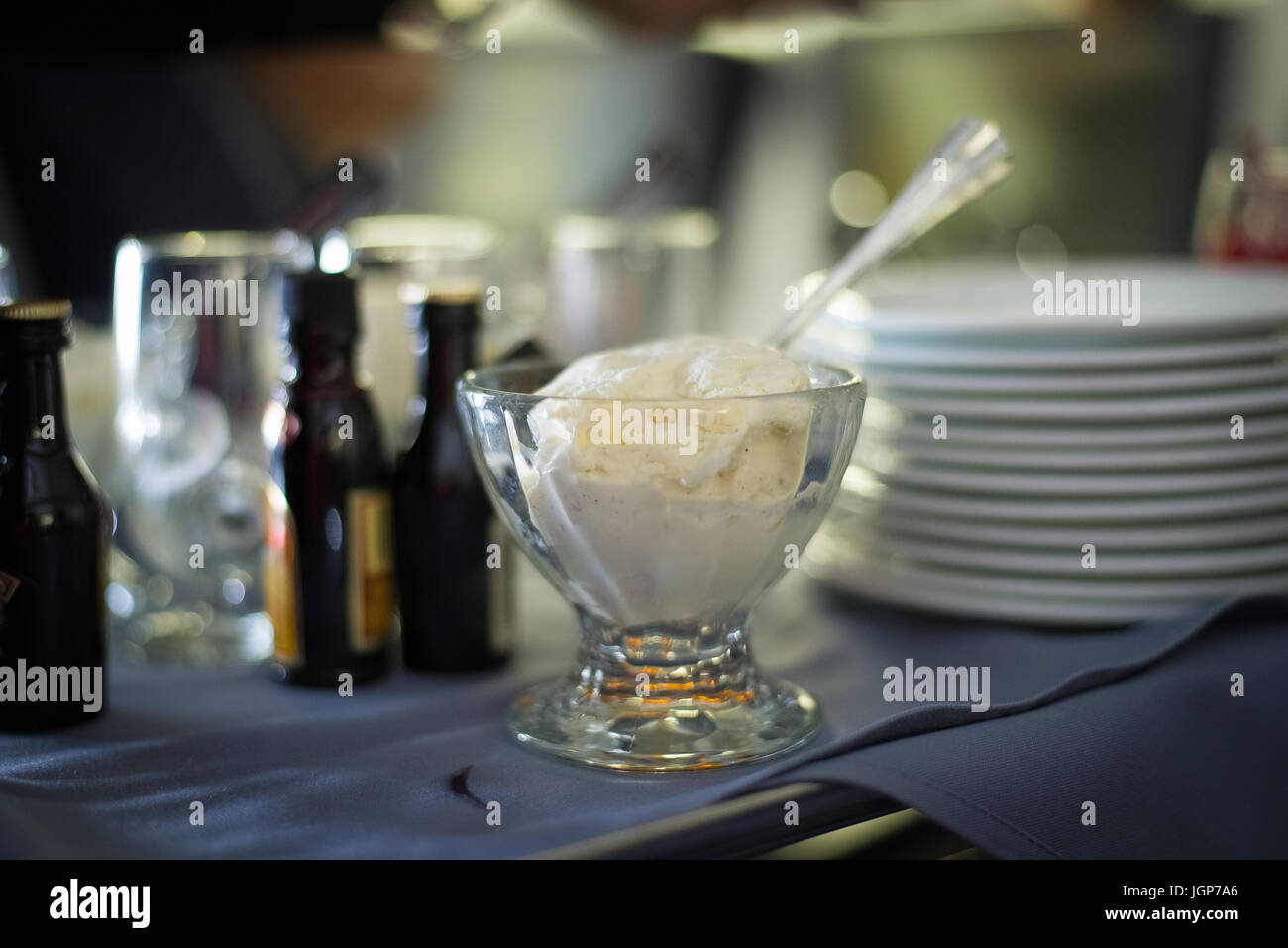 Eisbecher bar serviert in einem Flugzeug Stockfoto