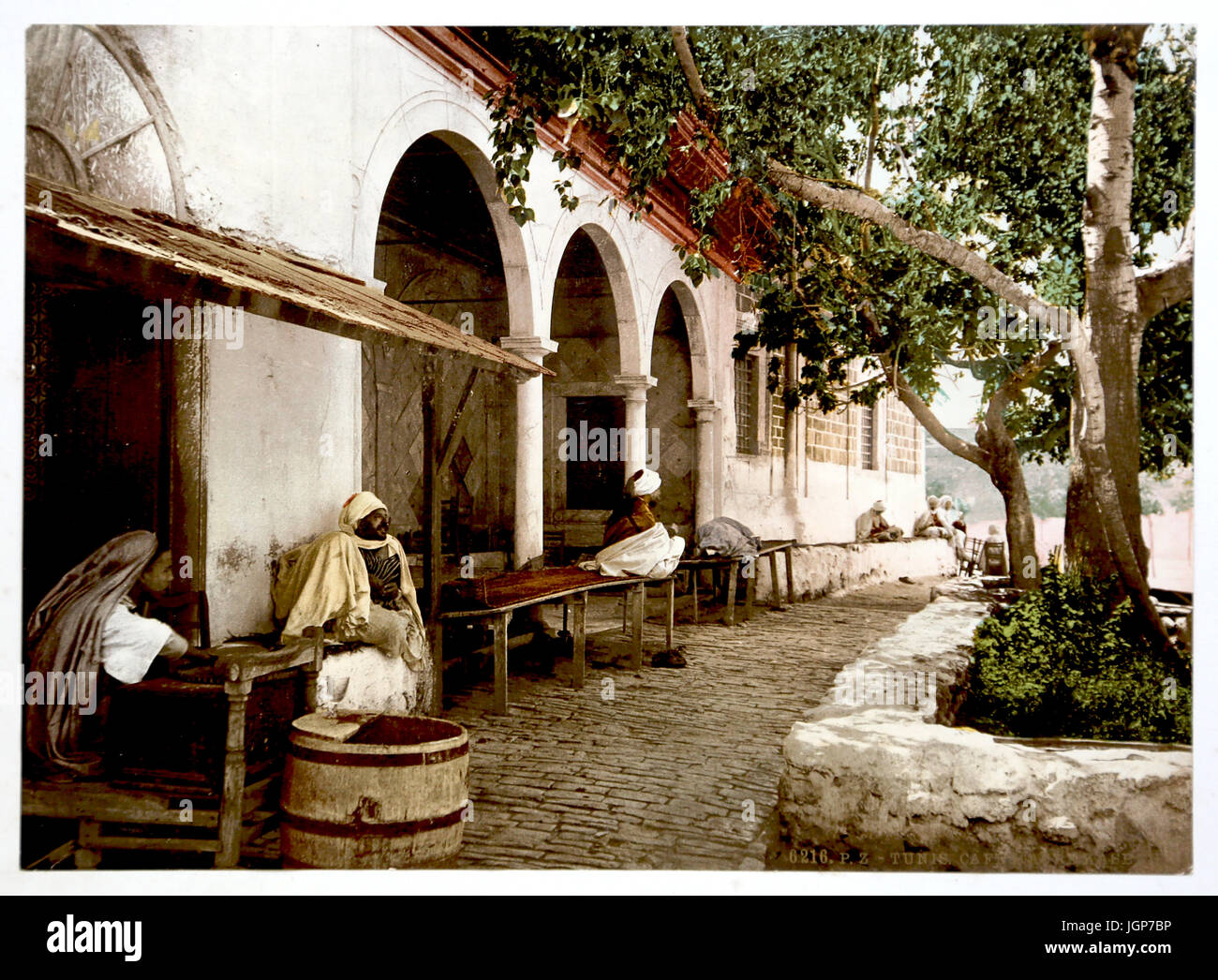 Blick auf Terrasse ein maurisches Café in Tunis Kasbah, Stammkunden im Jahre 1899. Photochrome Print. Teil eines Fotoalbums Farbe. Stockfoto
