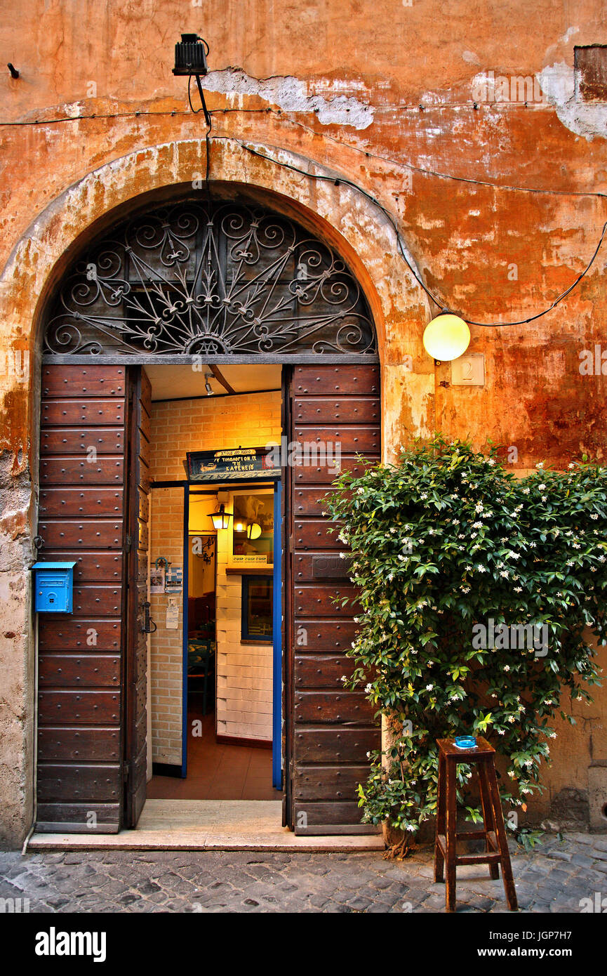 Schöne Tür in Trastevere, Rom, Italien Stockfoto
