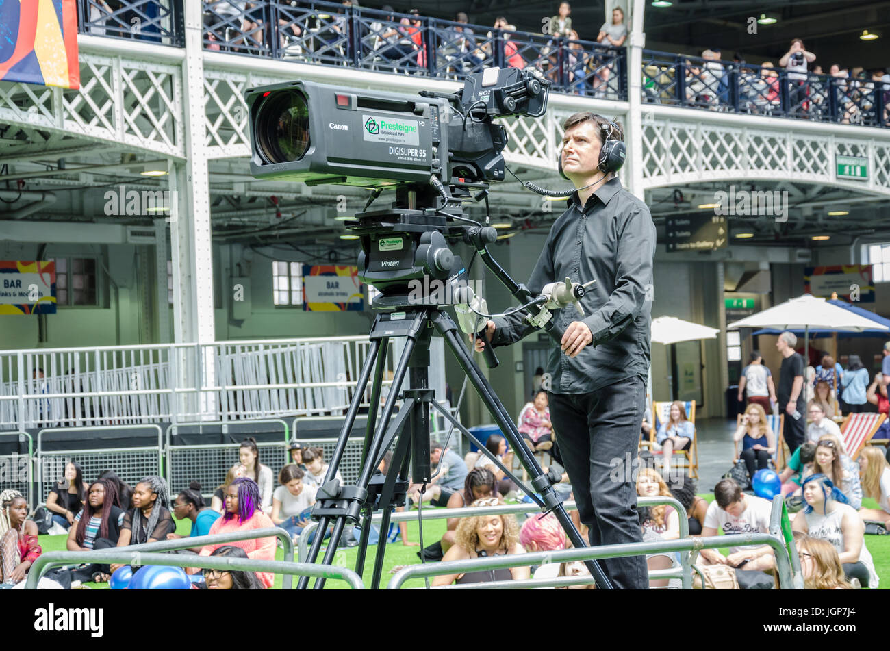 Ein Kameramann filmt die Aktivitäten auf der Bühne auf dem London-Koreanisch-Festival in London Olympia. Stockfoto