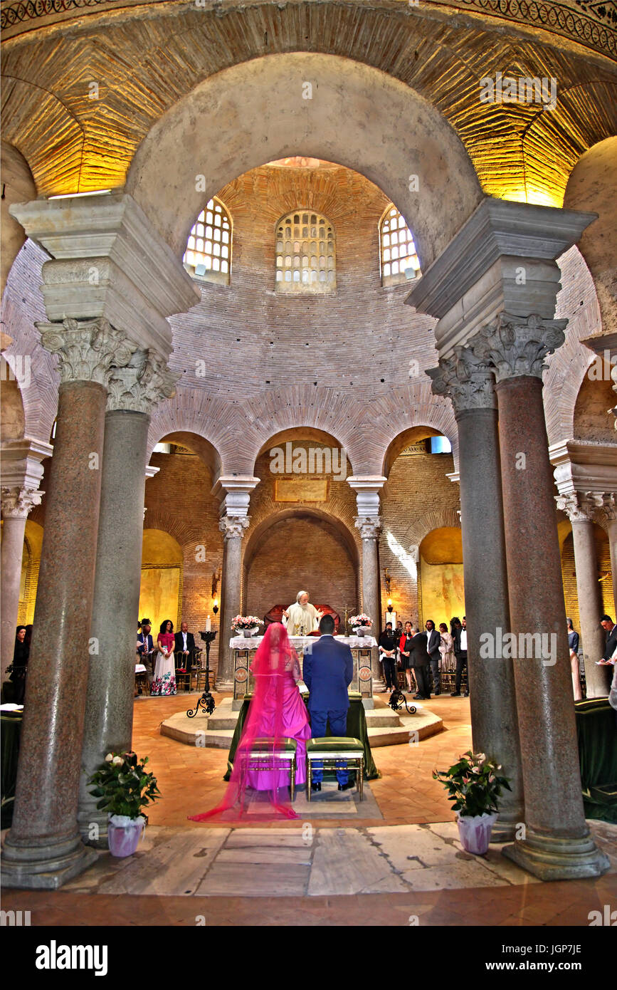 Während einer Hochzeitszeremonie in das Mausoleo di Santa Costanza (4. Jahrhundert n. Chr.), Rom, Italien Stockfoto
