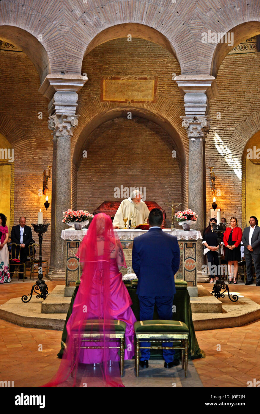 Während einer Hochzeitszeremonie in das Mausoleo di Santa Costanza (4. Jahrhundert n. Chr.), Rom, Italien Stockfoto